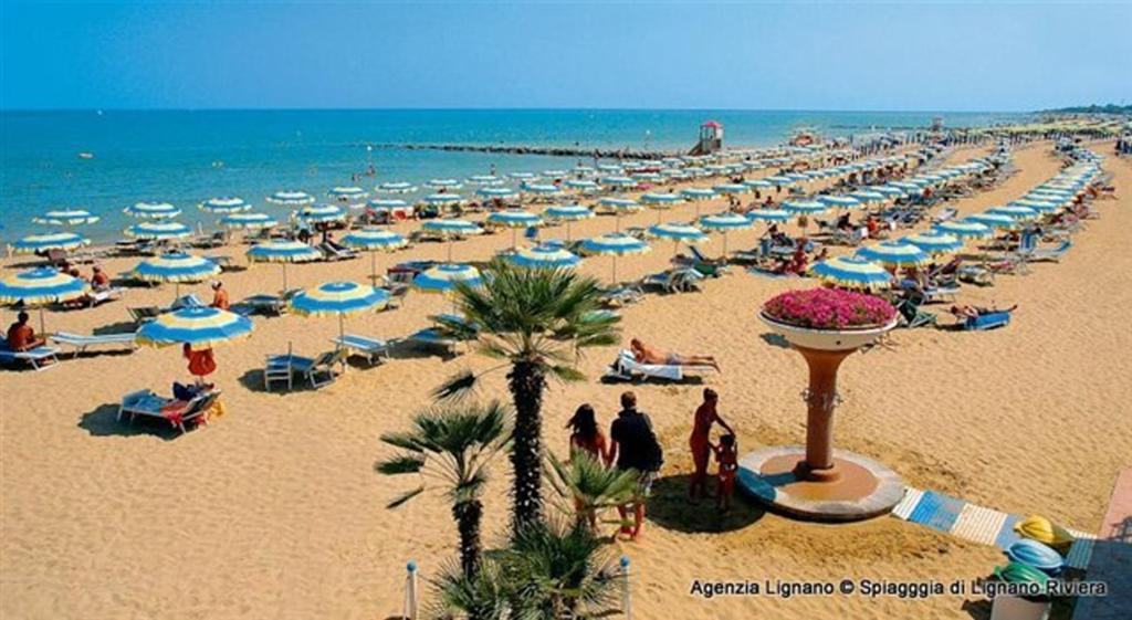 Апартаменты Lignano Exclusive With Pool Линьяно-Саббьядоро Экстерьер фото